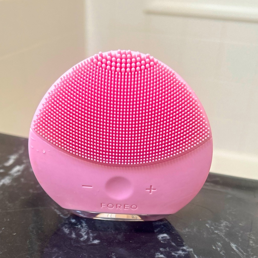 FOREO luna mini 2 with charger- open container to try it once.